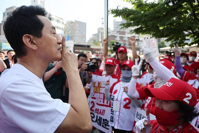 국민의힘 오세훈 서울시장 후보가 2일 서울 효창공원역 인근에서 선거운동원들과 대화를 나누고 있다. 연합뉴스