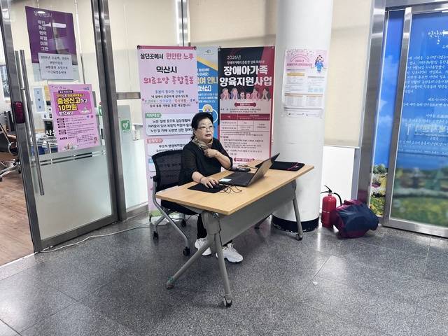 익산시 동산동 통장협의회가 3일 지역 내 투표소에서 투표 안내 봉사를 하고 있다./사진 제공=익산시