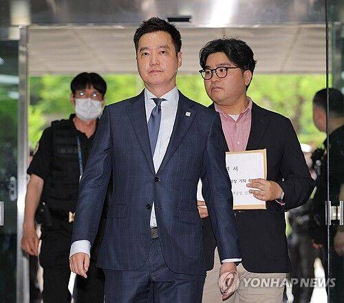 ◇고(故) 김새론의 사망 원인이 배우 김수현의 채무 압박 때문이라는 등 허위 사실을 유포한 혐의를 받는 김세의 가로세로연구소 대표가 지난 5월 26일 서초구 서울중앙지방법원에서 열린 구속 전 피의자 심문(영장실질심사)에 출석하고 있다. 2026.5.26. 연합뉴스.