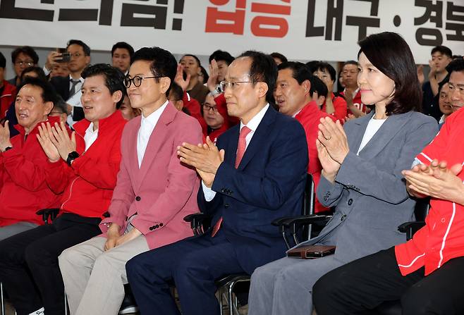 제9회 전국동시지방선거가 치러진 3일 오후 추경호 대구시장 후보, 이철우 경북도지사 후보, 이진숙 달성군 국회의원 후보를 비롯한 국민의힘 관계자들이 수성구 범어동 국민의힘 당사 강당에서 방송사의 출구조사 발표를 지켜보고 있다. 이철우 후보가 큰 차이로 1위를 기록하자 당원들이 축하하고 있다. /이용선기자 photokid@kbmaeil.com