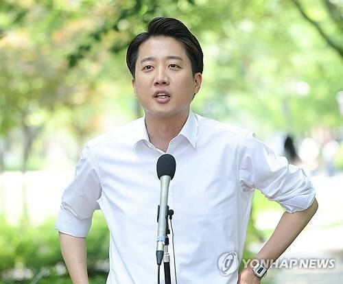 취재진 질문에 답하는 이준석 개혁신당 대표. 연합뉴스