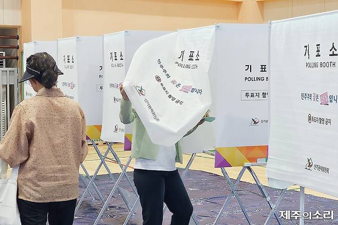 제9회 전국동시지방선거가 열린 3일 오전 7시 제주시 아라중학교에 마련된 아라동 제2투표소에서 지역 주민들이 소중한 한표를 행사하고 있다.