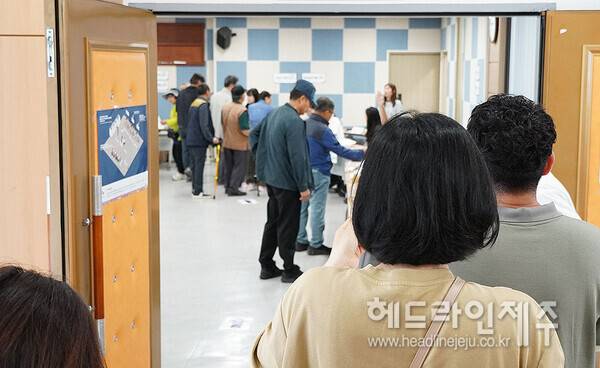 6.3지방선거일인 3일 제주시 아라동주민센터에 마련된 투표소에서 유권자들이 투표에 참여하고 있다. ⓒ헤드라인제주