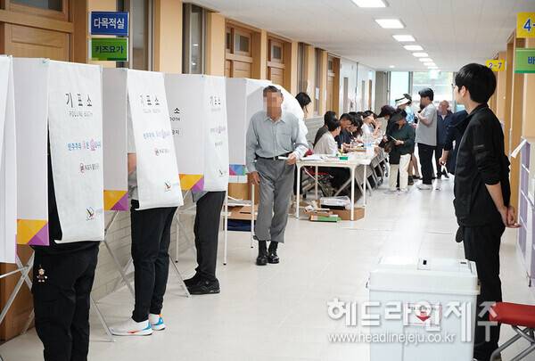 제9회 전국동시지방선거 최종 투표율이 직전 선거보다 큰 폭으로 상승하며 60%대를 기록한 반면, 제주지역 투표율은 전국 17개 시·도 가운데 가장 낮은 것으로 집계됐다. 사진은 3일 제주시 아라동 투표소 모습. ⓒ헤드라인제주