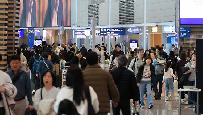 여행객으로 붐비는 인천국제공항(사진=연합뉴스)