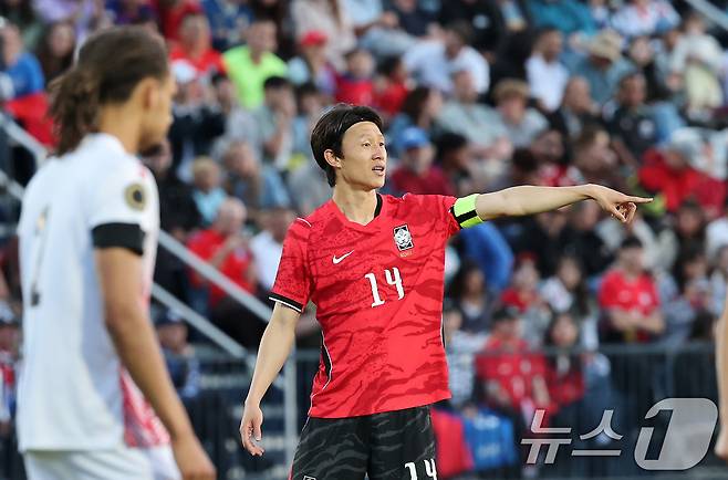대한민국 축구대표팀 이재성이 30일(현지시간) 미국 유타주 솔트레이크시티 브리검 영 대학교 BYU 사우스필드 경기장에서 2026 국제축구연맹(FIFA) 북중미 월드컵 앞두고 열린 대한민국과 트리니다드 토바고의 평가전에서 사인을 교환하고 있다. 2026.5.31 ⓒ 뉴스1 임세영 기자