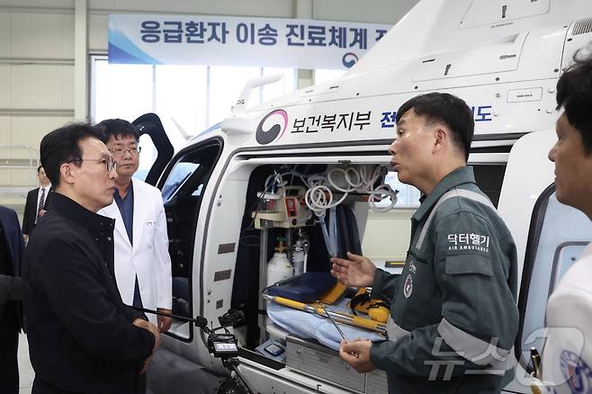 김민석 국무총리가 9일 전북 원광대병원을 방문해 응급환자 이송 체계 상황을 점검하고 있다. (국무총리실 제공. 재판매 및 DB금지) 2026.4.9 ⓒ 뉴스1