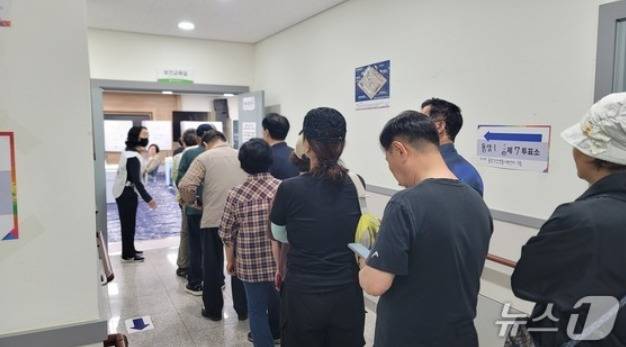 3일 오전 6시 충북 청주시 상당구 용암1동 제7투표소인 용암건강생활지원센터에 유권자들의 발길이 이어지고 있다.2026.6.3./뉴스1