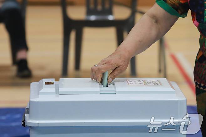 6·3 전국동시지방선거일인 3일 충북 청주시 청원구 우암초등학교 강당에서 유권자들이 소중한 한 표를 행사하고 있다. 2026.6.3 ⓒ 뉴스1 김용빈 기자