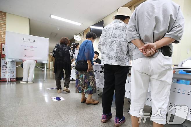 제9회 전국동시지방선거일인 3일 오전 대구 달성군 비슬초등학교에 마련된 유가읍 제3투표소를 찾은 유권자들이 투표하고 있다. 2026.6.3 ⓒ 뉴스1 공정식 기자