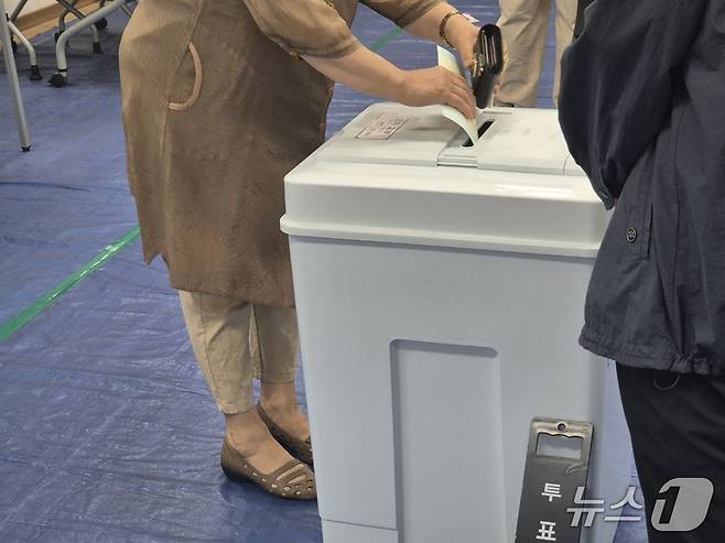 제9회 전국동시지방선거 본투표일인 3일 강원 강릉시 성덕문화센터에 마련된 성덕동 제3투표소에서 투표를 마친 유권자가 투표함에 소중한 한 표를 행사하고 있다. 기사 이해를 돕기 위한 자료사진으로, 해당 사안과 관련 없음.2026.6.3/뉴스1 윤왕근 기자