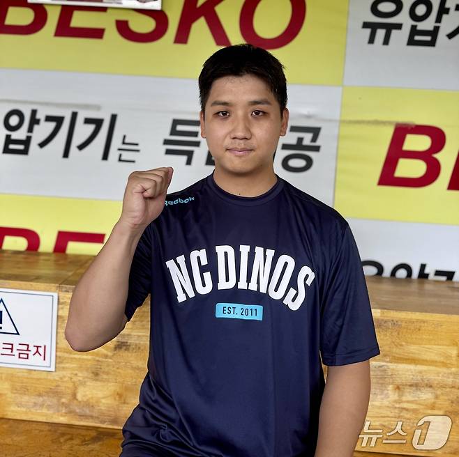 지난 1일 상무에서 전역한 NC 투수 이용준이 취재진과 인터뷰 후 포즈를 취하고 있다.