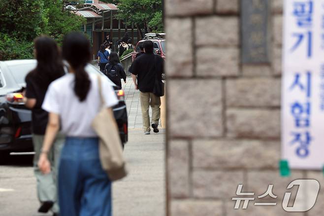 2025년 지방공무원 9급 공·경채 필기시험이 치러진 21일 오전 서울 중구 장충중·고등학교로 응시생들이 들어가고 있다. 올해 선발 예정인원은 1만 3,596명으로, 11만 9,066명이 지원해 지난해 대비 다소 하락한 8.8대 1의 평균 경쟁률을 기록했다. 2025.6.21 ⓒ 뉴스1 박정호 기자