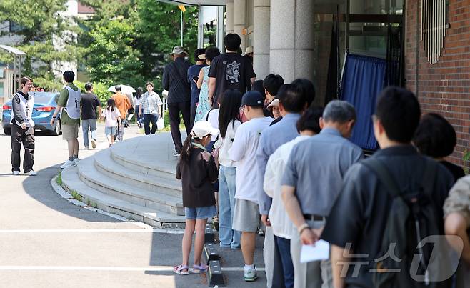 제9회 전국동시지방선거 및 국회의원 재·보궐 선거일인 3일 서울 강남구 언주중학교에 마련된 삼성2동 제3투표소에서 유권자들이 한 표를 행사하기 위해 줄 서서 기다리고 있다. 2026.6.3 ⓒ 뉴스1 김진환 기자