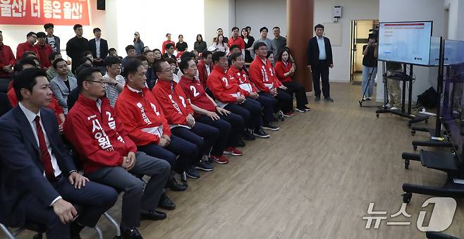 국민의힘 울산시당 관계자들이 3일 울산 남구 시당 5층 강당에 마련된 개표상황실에서 방송 3사 출구조사 결과를 지켜보고 있다. 2026.6.3 ⓒ 뉴스1 조민주 기자