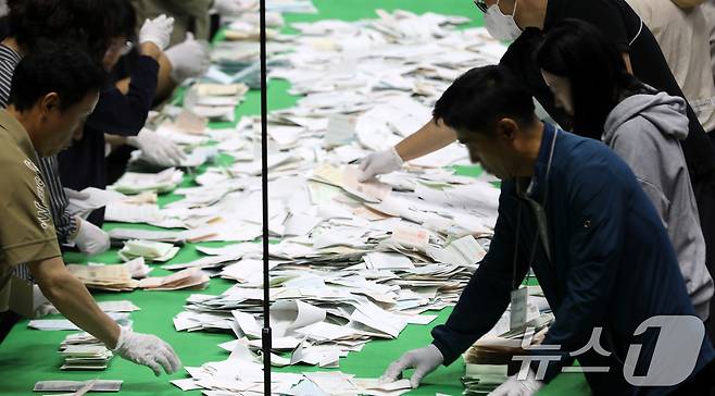 제9회 전국동시지방선거 및 국회의원 재·보궐선거일인 3일 부산 동래구 사직실내체육관에 마련된 개표소에서 개표사무원들이 투표지 분류 작업을 하고 있다. 2026.6.3 ⓒ 뉴스1 윤일지 기자