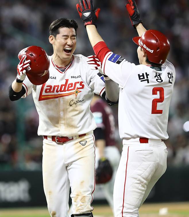 SSG 랜더스의 오태곤(왼쪽)이 3일 열린 2026 KBO리그 인천 키움 히어로즈전에서 9회말 끝내기 희생플라이를 때려 팀의 5-4 승리를 이끌었다. (SSG 랜더스 제공)