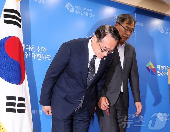 허철훈 중앙선거관리위원회 사무총장과 윤재수 선거정책실장이 6·3 지방선거 본투표가 실시된 3일 경기 과천 중앙선관위원회에서 서울 송파구 등 일부 투표소에서 벌어진 투표용지 부족 사태와 관련해 대국민 사과를 하고 있다. 2026.6.3 ⓒ 뉴스1 김진환 기자