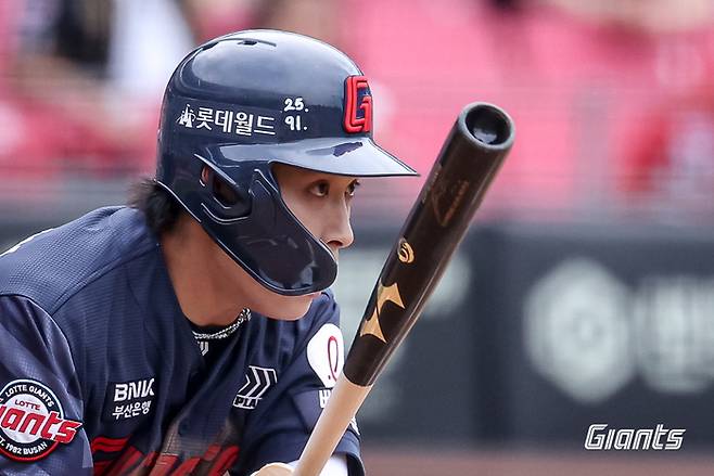 롯데 황성빈이 3일 광주-기아 챔피언스 필드에서 열린 2026 KBO리그 정규시즌 KIA전에서 타격에 임하고 있다. 사진 | 롯데 자이언츠