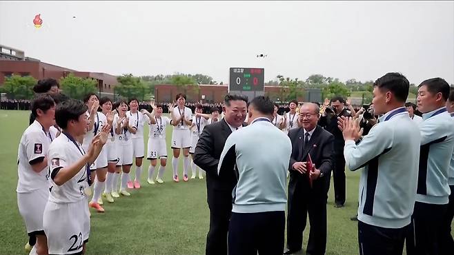 김정은 국무위원장이 지난 1일 노동당 중앙간부학교 창립 80주년 기념행사에서 2025-2026 AFC 여자 챔피언스리그(AWCL) 우승팀인 내고향팀 리유일 감독과 악수하며 격려하고 있다. [조선중앙TV 화면] 

<저작권자(c) 연합뉴스, 무단 전재-재배포, AI 학습 및 활용 금지>