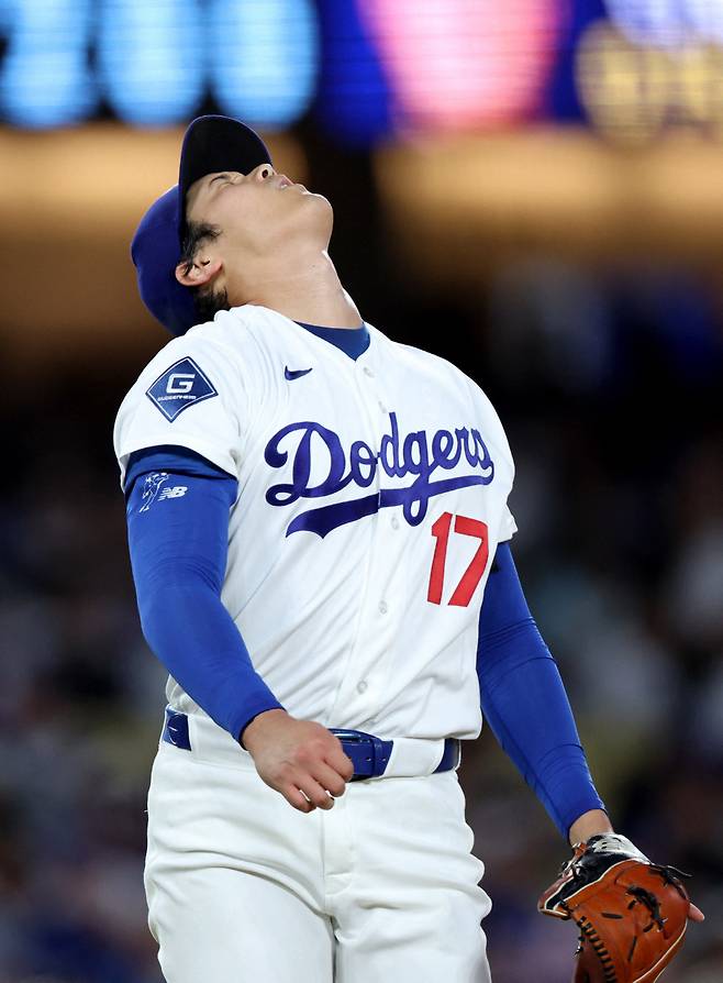 LOS ANGELES, CALIFORNIA - MAY 27: Shohei Ohtani #17 of the Los Angeles Dodgers reacts after hitting Hunter Goodman #15 of the Colorado Rockies with a pitch during the fourth inning at Dodger Stadium on May 27, 2026 in Los Angeles, California. Harry How/Getty Images/AFP (Photo by Harry How / GETTY IMAGES NORTH AMERICA / Getty Images via AFP)
<저작권자(c) 연합뉴스, 무단 전재-재배포, AI 학습 및 활용 금지>