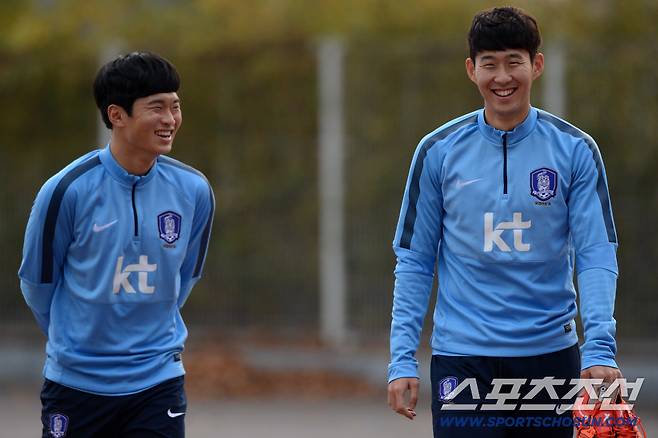 슈틸리케 감독이 이끄는 축구국가대표팀이 10일 오후 경기도 수원월드컵경기장 보조구장에서 열린 러시아월드컵 아시아 2차 예선 G조 5차전을 앞두고 훈련을 가졌다. 훈련장으로 들어서는 김진수와 손흥민의 모습.
축구국가대표팀은 2018 러시아월드컵 아시아 2차 예선 G조 5·6차전을 앞두고 있다. 미얀마와 12일 수원월드컵경기장에서 홈경기를 치른 후 17일 라오스 원정경기를 펼친다.
수원=허상욱 기자 wook@sportschosun.com/2015.11.10/
