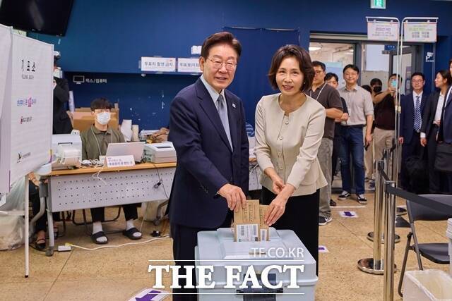 이재명 대통령은 전국동시지방선거 본투표일인 3일 "대한민국은 이미 집값, 부동산값이 비싸도 너무 비싸다"며 '부동산투기 공화국' 탈출을 재차 강조했다. 이 대통령과 영부인 김혜경 여사가 5월 29일 서울 종로구 삼청동주민센터에 마련된 제9회 전국동시지방선거 사전투표소에서 투표를 하고 있다. /청와대