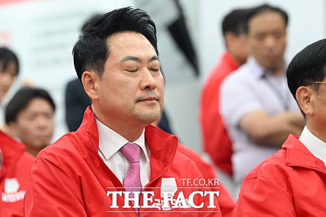 장동혁 국민의힘 대표가 3일 오후 서울 여의도 국민의힘 중앙당사에 마련된 국민의힘 개표상황실에서 제9회 전국동시지방선거 개표방송 출구조사 결과를 시청하며 생각에 잠겨있다. /남용희 기자