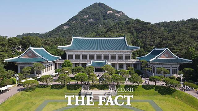 청와대는 3일 전국동시지방선거에서 발생한 투표용지 부족 사태에 대해 "선관위가 대응해야 할 문제"라고 입장을 밝혔다. 2025년 6월 12일 오전 서울 종로구 청와대의 모습이 보이고 있다. /박헌우 기자