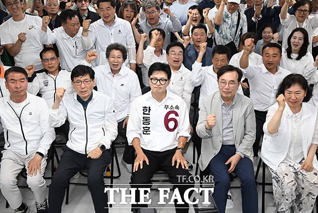 한동훈 무소속 부산 북구갑 국회의원 후보(가운데)가 3일 오후 부산 북구 선거사무소에서 방송사 출구조사 결과를 지켜보고 있다. /부산=박상민 기자