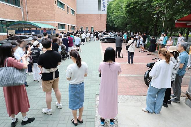 6·3 지방선거 본투표일인 3일 서울 송파구 가락동 쌍용아파트관리사무소에 마련된 가락2동 제3투표소에서 투표용지 부족으로 유권자들이 대기하고 있다./연합뉴스