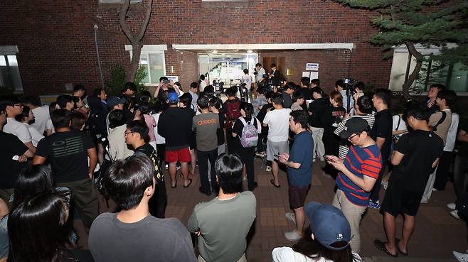 제9회 전국동시지방선거일인 3일 오후 투표용지 부족 사태로 투표 시간이 오후 10시까지 연장된 서울 송파구 잠실7동 제2투표소 앞에 취재진과 유권자들이 모여있다./뉴스1