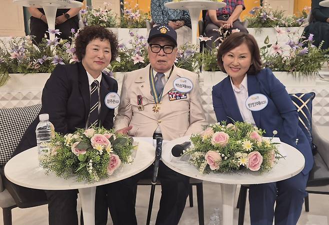 왼쪽부터 정주은 사진작가, 박성재 대한민국 6·25참전유공자회 서산시지회장, 민인애 태안씨사이드승마클럽 대표. 민 대표 제공