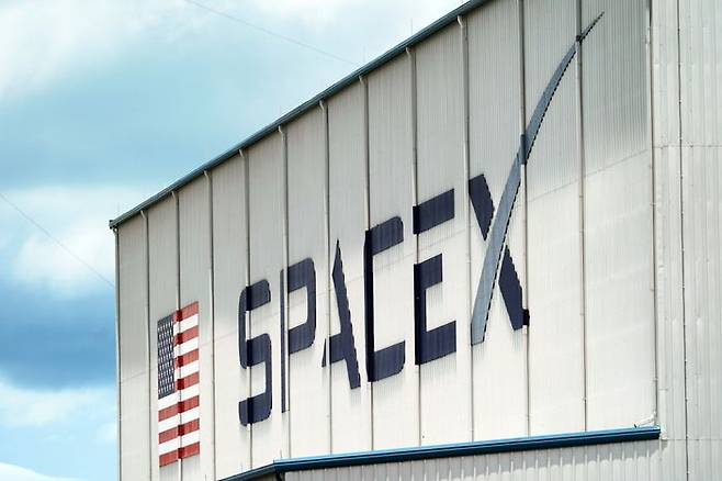 미국 플로리다주 케이프 커내버럴에 있는 케네디 우주센터의 한 건물에 스페이스X(SpaceX) 로고가 표시되어 있다(자료사진). ⓒAP/뉴시스