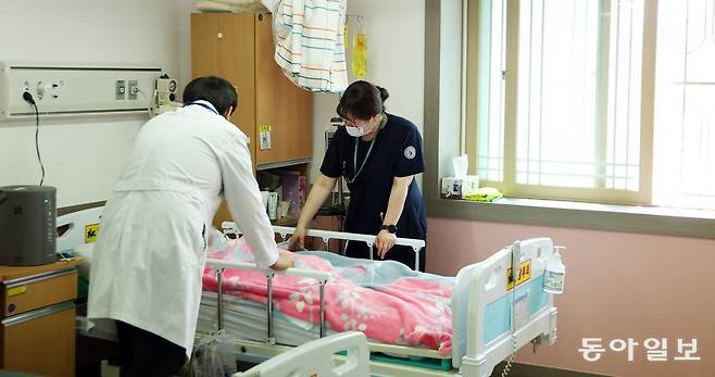 올 4월 충북 청주원광효도요양병원 호스피스 병동에서 간호사와 사회복지사가 환자 상태를 살피고 있다. 청주=신원건 기자 laputa@donga.com