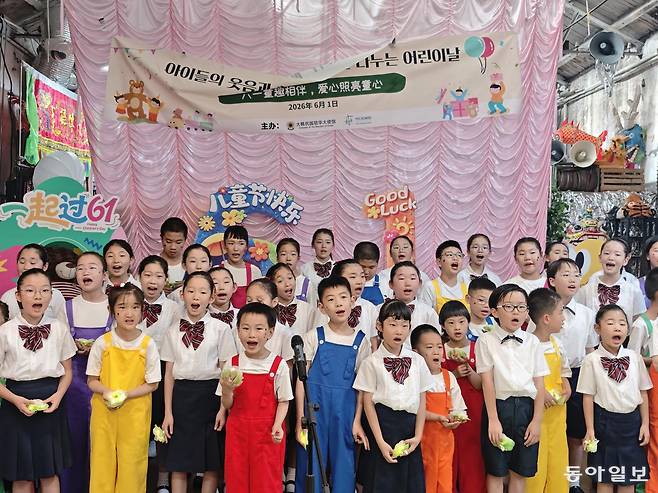 1일 주중 한국대사관이 국제 아동절(어린이날)을 맞아 진행한 ‘한중 어린이 합동 공연’에서 ‘베이징 한인소년소녀 합창단’과 ‘아워 패밀리 차이나’ 산하 예술단 소속 어린이들이 함께 노래를 부르고 있다. 베이징=김철중 특파원 tnf@donga.com