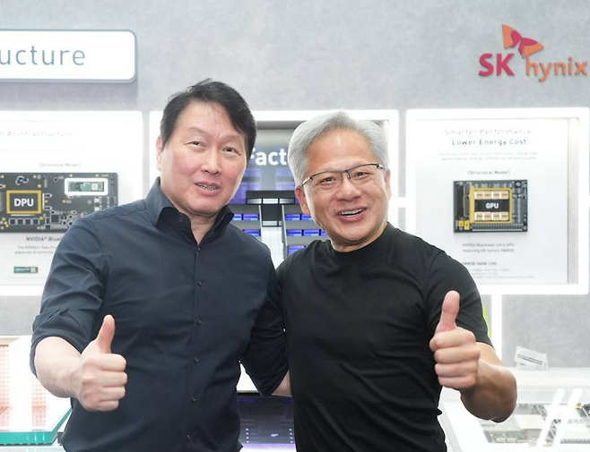 최태원 SK그룹 회장(왼쪽)과 젠슨 황 엔비디아 최고경영자(CEO)가 2일(현지시간) 대만 타이베이 난강 전시장에서 열린 ‘컴퓨텍스 2026’ SK하이닉스 부스에서 기념사진을 촬영하고 있다.(SK하이닉스 제공)2026.6.2 뉴스1