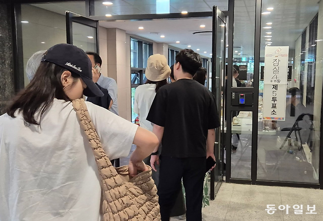 서울 송파구 내 여러 투표소에서 투표율이 예상보다 높아 투표용지가 부족해진 가운데 3일 서울 송파구 잠실4동 제5투표소에서 오후 4시께 투표가 일시 중단됐다. 오후 5시 10분께 투표용지가 추가로 도착해 투표가 재개되자 유권자들이 투표를 하기 위해 줄을 서 기다리고 있다. 김재명 기자 base@donga.com
