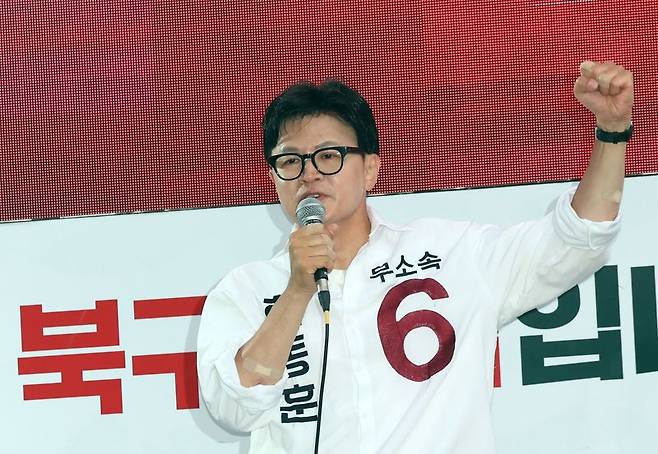부산 북구갑 국회의원 보궐선거에 출마한 한동훈 무소속 후보가 2일 부산 북구 구포시장 앞에서 마지막 유세를 펼치고 있다. 뉴시스