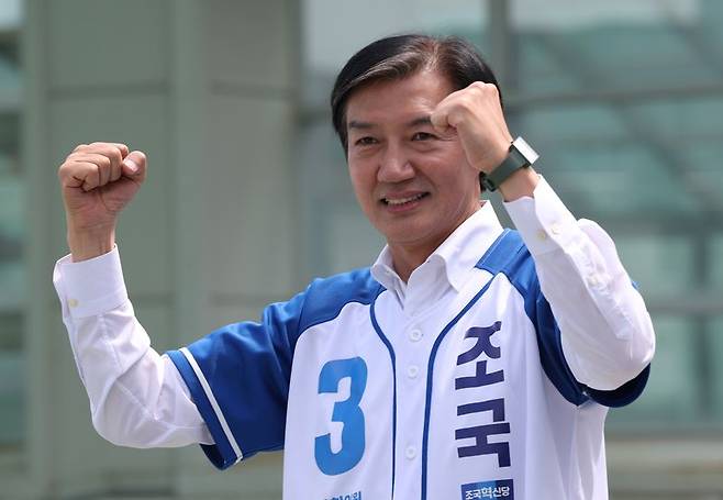 조국 조국혁신당 경기 팽택시을 국회의원 후보가 2일 경기 평택시 안중읍 일대에서 시민들에게 지지를 호소하고 있다. 뉴스1