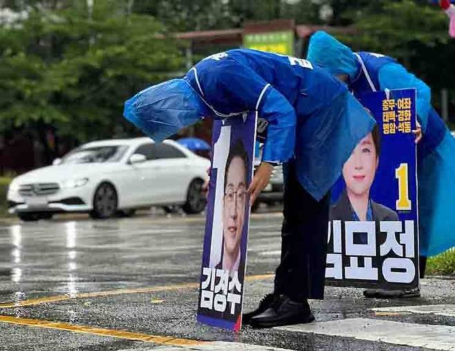 더불어민주당 김경수 경남지사 후보가 6·3지방선거가 하루 앞으로 다가온 2일 경남 창원시 진해구 일대에서 인사하고 있다. 연합뉴스