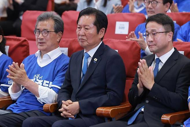 정청래 더불어민주당 총괄상임선대위원장을 비롯한 지도부가 3일 서울 여의도 국회의원회관에서 출구조사 발표 방송을 보고 있다. 사진=서동일 기자