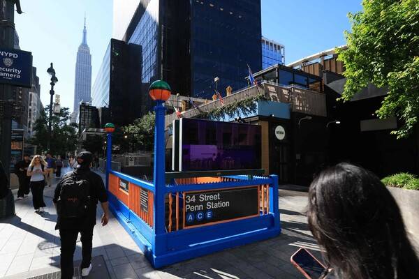 2025~2026 미국프로농구(NBA) 뉴욕과 샌안토니오의 파이널 경기가 열리는 뉴욕 맨해튼 매디슨스퀘어가든 경기장 인근 지하철역 입구 모습. 맨해튼/AFP 연합뉴스