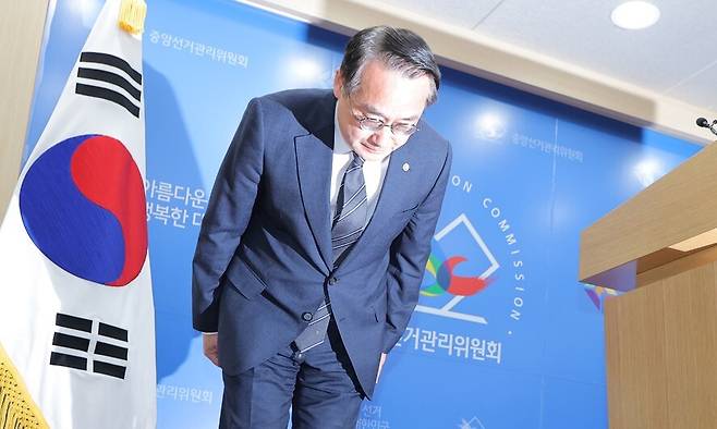 허철훈 중앙선거관리위원회 사무총장이 6·3 지방선거 본투표일인 3일 경기 과천 중앙선관위에서 투표용지 부족 사태 관련 대국민 사과를 하고 있다. 연합뉴스
