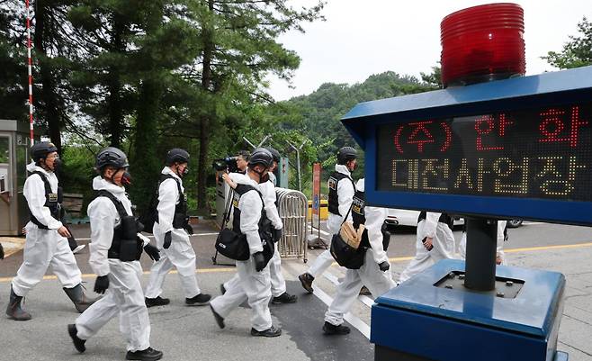 7명의 사상자를 낸 대전 유성구 한화에어로스페이스 대전사업장에서 2일 국립과학수사연구원과 대전경찰청 과학수사계, 소방 당국 소속으로 구성된 합동감식팀이 감식을 하기 위해 이동하고 있다. 대전=뉴스1