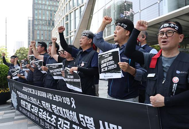 전국금속노동조합(금속노조) 조합원들이 2일 서울 중구 한화그룹 본사 앞에서 열린 한화에어로스페이스 중대재해 관련 긴급 기자회견에서 구호를 외치고 있다. 연합뉴스