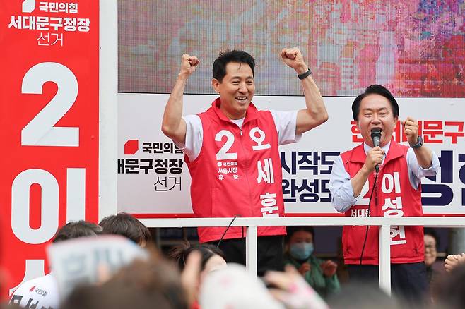 지난달 21일 오세훈(왼쪽) 국민의힘 서울시장 후보가 서대문구 인왕시장에서 이성헌 서대문구청장 후보와 함께 유세하고 있다. 연합뉴스