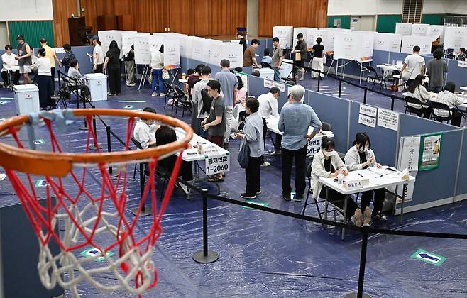 제9회 전국동시지방선거 본투표일인 3일 서울 송파구 잠실본동 잠전초등학교 체육관에 마련된 투표장에서 시민들이 투표에 참여하고 있다. 왕태석 선임기자