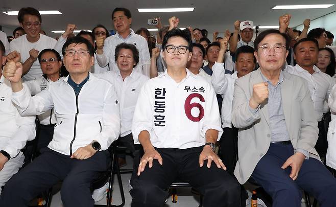 무소속 한동훈 부산 북갑 국회의원 보궐선거 후보가 3일 부산 북구 선거사무소에서 방송사 출구조사 결과를 지켜보고 있다. 부산=박시몬 기자