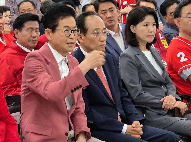 3일 국민의힘 이철우(왼쪽부터) 경북지사 후보, 추경호 대구시장 후보, 이진숙 달성군 보궐선거 후보가 출구조사 결과를 지켜보고 있다. 대구=뉴스1